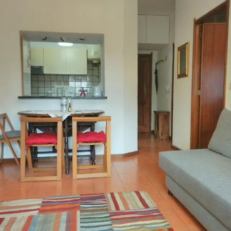 ! Free Parking Street ! Ground Floor With Washer! Appartamento Oporto